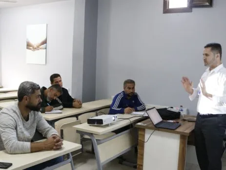 جانب من محاضرة أكاديمية لطلبة كلية التربية الرياضية