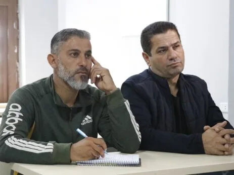طلبة كلية التربية الرياضية خلال متابعة المحاضرة وتدوين الملاحظات