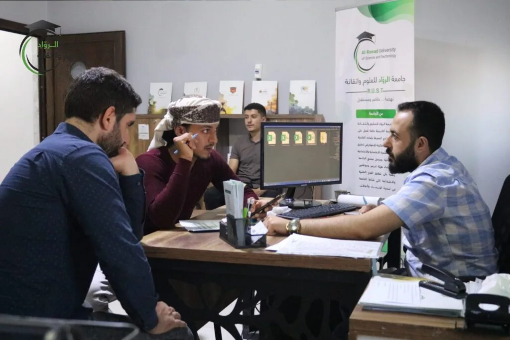 طالب يتابع إجراءات التسجيل في جامعة الروّاد