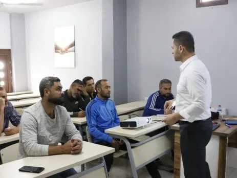 تفاعل أكاديمي خلال إحدى محاضرات كلية التربية الرياضية