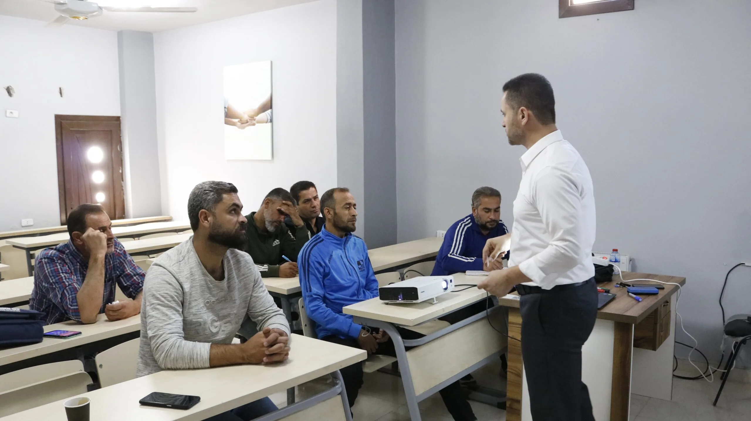 طلبة كلية التربية الرياضية خلال محاضرة أكاديمية في جامعة الروّاد