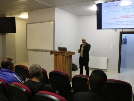محاضرة ضمن برنامج التربية الرياضية في القاعة الجامعية