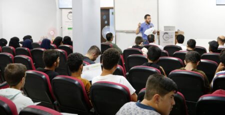 أقامت جامعة الروَّاد للعلوم والتقانة الجلسة الثانية من ملتقى طلاب الثانوية العامة بعنوان (اكتشاف المواهب وأثرها في بناء المستقبل)