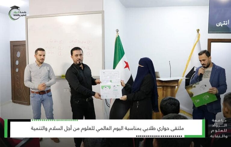 توزيع شهادات للطلاب الذين اجتازوا المرحلة الأولى من مهارات الحاسوب والتعلم التكنولوجي