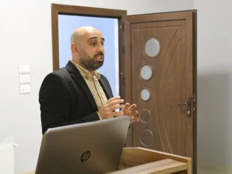 شرح أكاديمي باستخدام العرض التقديمي في كلية التربية الرياضية