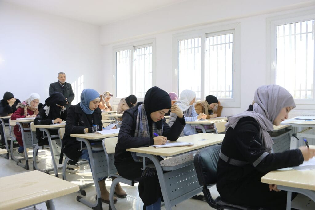 <font style="vertical-align: inherit;"><font style="vertical-align: inherit;">سير الفصل الدراسي الأول</font></font>