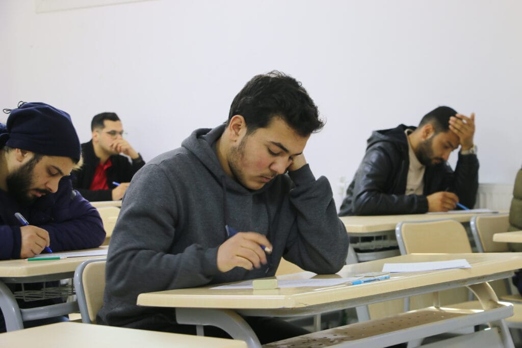 <font style="vertical-align: inherit;"><font style="vertical-align: inherit;">سير الفصل الدراسي الأول</font></font>