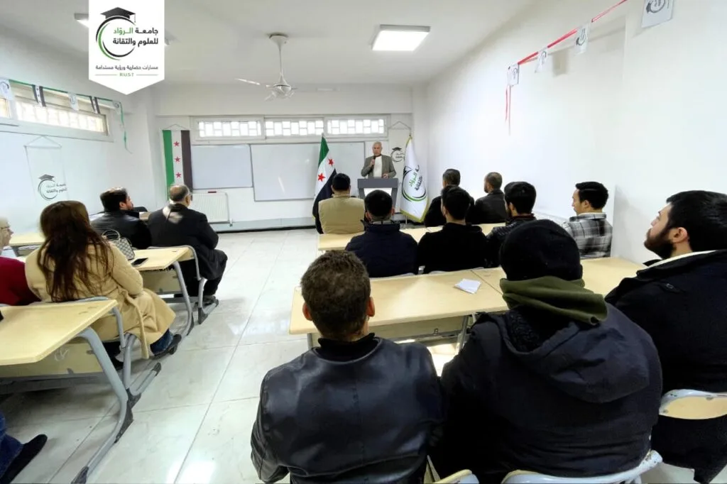 جامعة الرواد تسلم شهادات دورات اللغة الإنجليزية