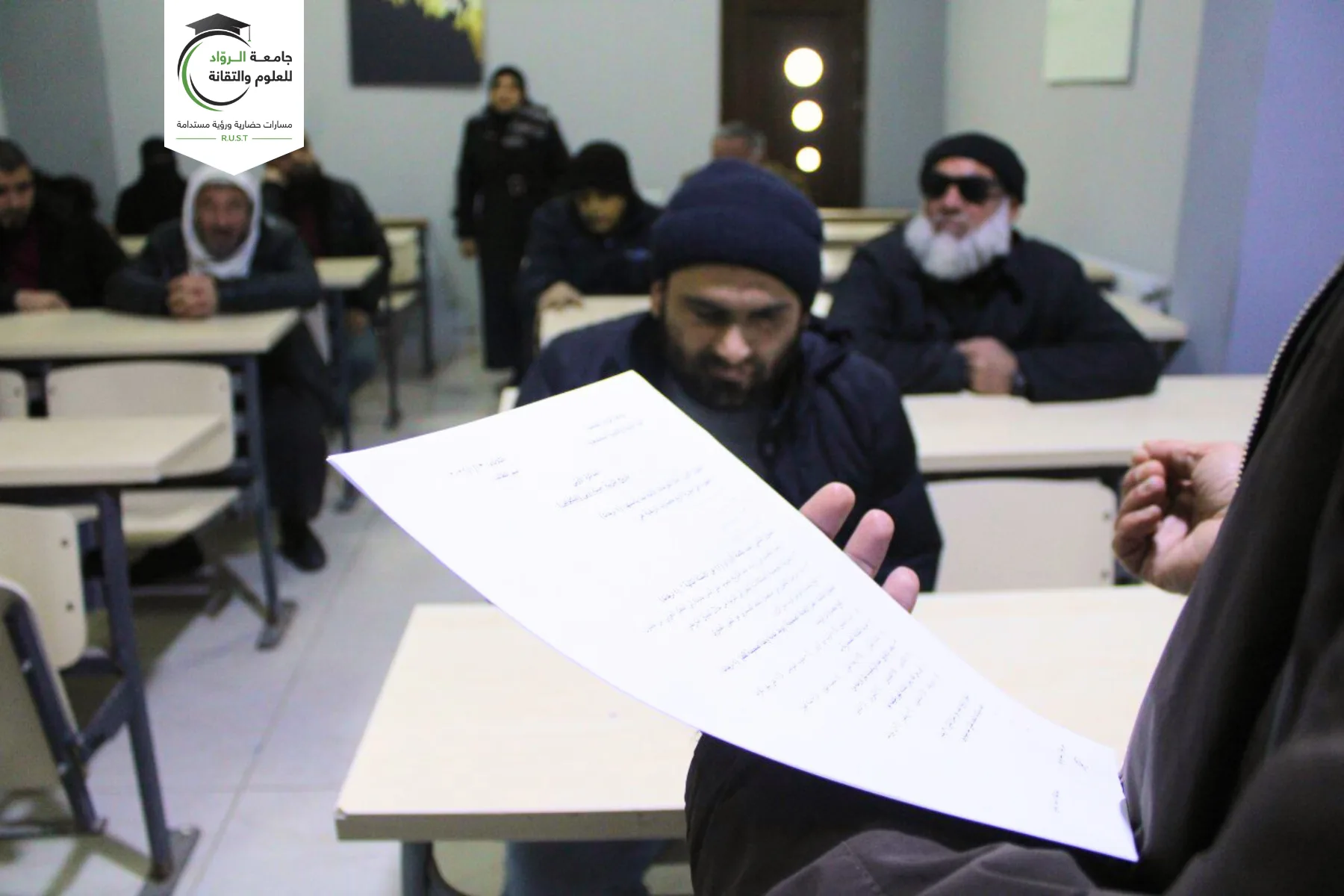 طلاب كلية التربية والتنمية المجتمعية خلال مذاكرة جامعية مهيأة للطلاب المكفوفين