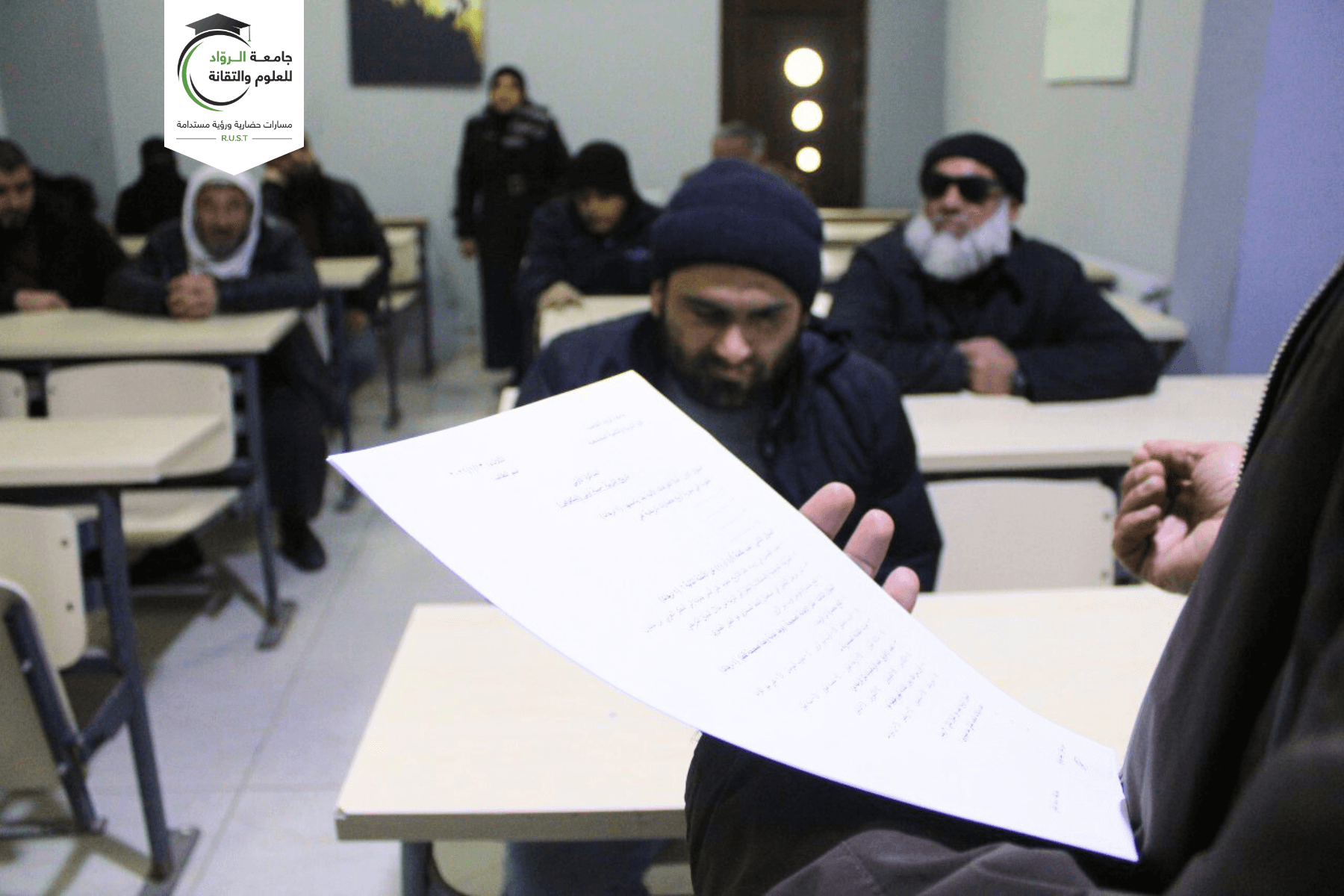 جانب من مذاكرة الطلاب المكفوفين في كلية التربية