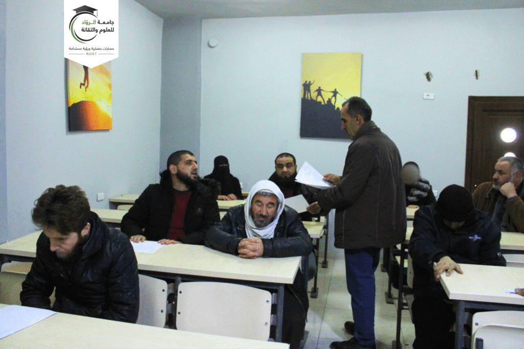 جانب من مذاكرة الطلاب المكفوفين في كلية التربية