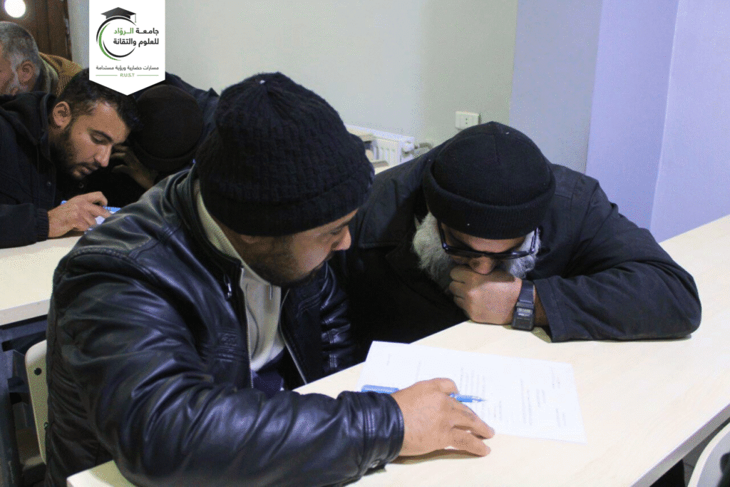 جانب من مذاكرة الطلاب المكفوفين في كلية التربية