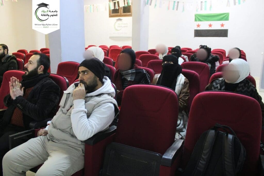 اجتماع الكادر الإداري مع الطلبة المستجدّين في جامعة الرواد