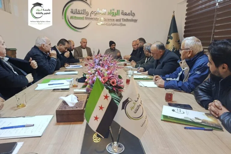 مجلس جامعة الرواد يناقش عددًا من القضايا الأكاديمية والإدارية