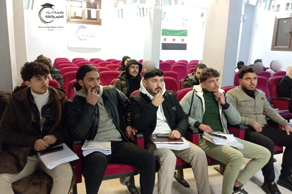 اجتماع الكادر الإداري مع الطلبة المستجدّين في جامعة الرواد