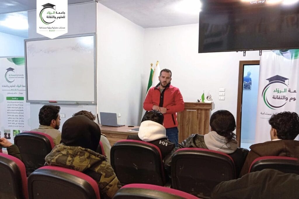 اجتماع الكادر الإداري مع الطلبة المستجدّين في جامعة الرواد
