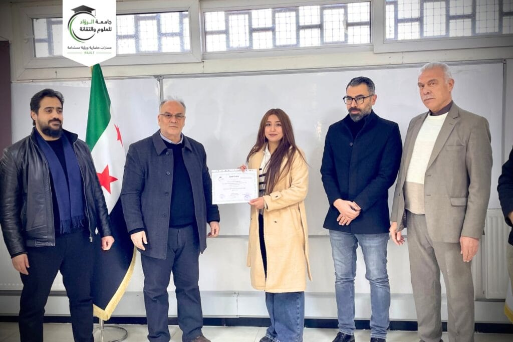 جامعة الرواد تسلم شهادات دورات اللغة الإنجليزية