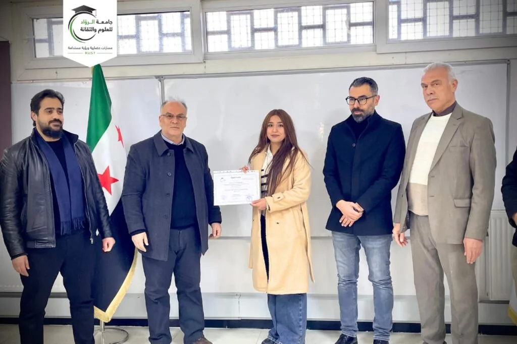 جامعة الرواد تسلم شهادات دورات اللغة الإنجليزية