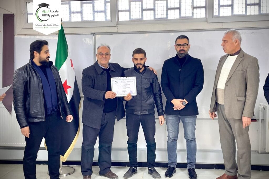 جامعة الرواد تسلم شهادات دورات اللغة الإنجليزية