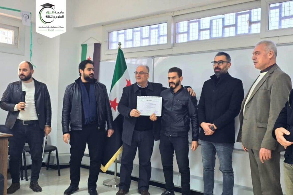 جامعة الرواد تسلم شهادات دورات اللغة الإنجليزية