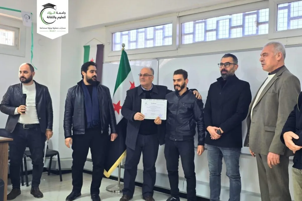 جامعة الرواد تسلم شهادات دورات اللغة الإنجليزية