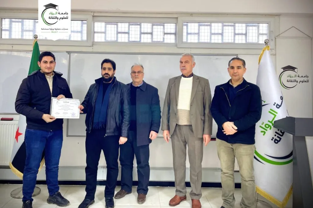 جامعة الرواد تسلم شهادات دورات اللغة الإنجليزية