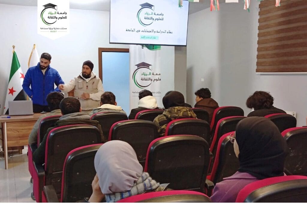 اجتماع الكادر الإداري مع الطلبة المستجدّين في جامعة الرواد