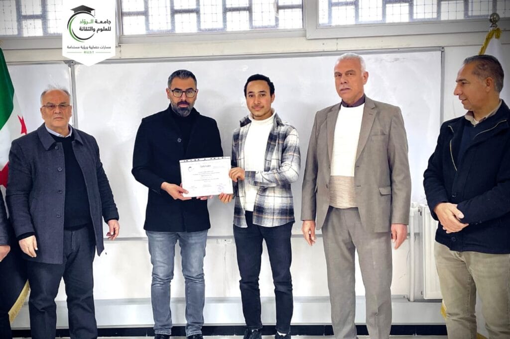 جامعة الرواد تسلم شهادات دورات اللغة الإنجليزية