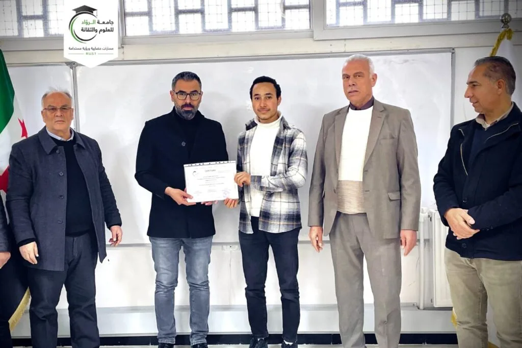 جامعة الرواد تسلم شهادات دورات اللغة الإنجليزية