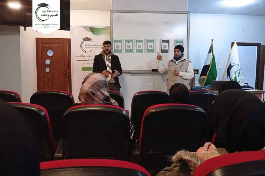 اجتماع الكادر الإداري مع الطلبة المستجدّين في جامعة الرواد