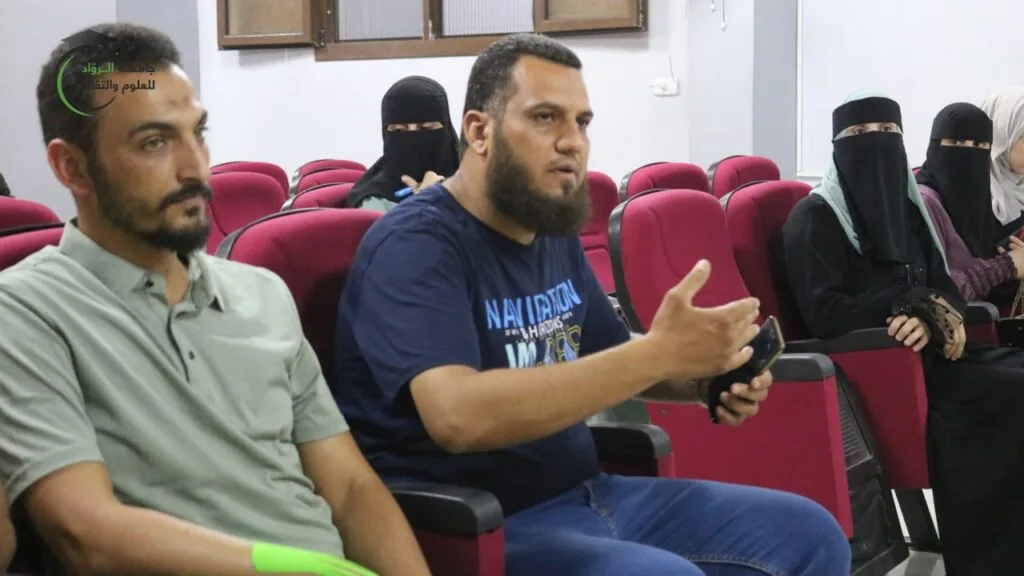 طلبة جامعة الروّاد داخل إحدى القاعات الجامعية