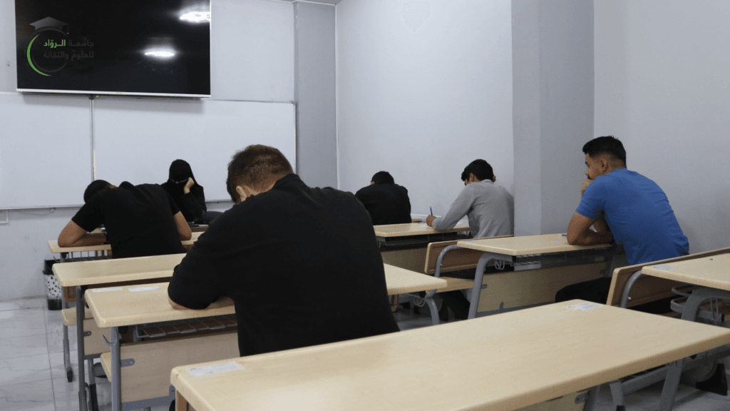 طلبة جامعة الرواد ينهون امتحاناتهم التكميلية وسط أجواء تنظيمية