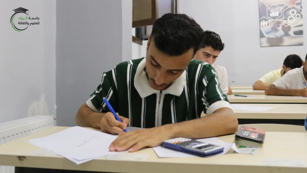 طالب يؤدي امتحانه في جامعة الروّاد