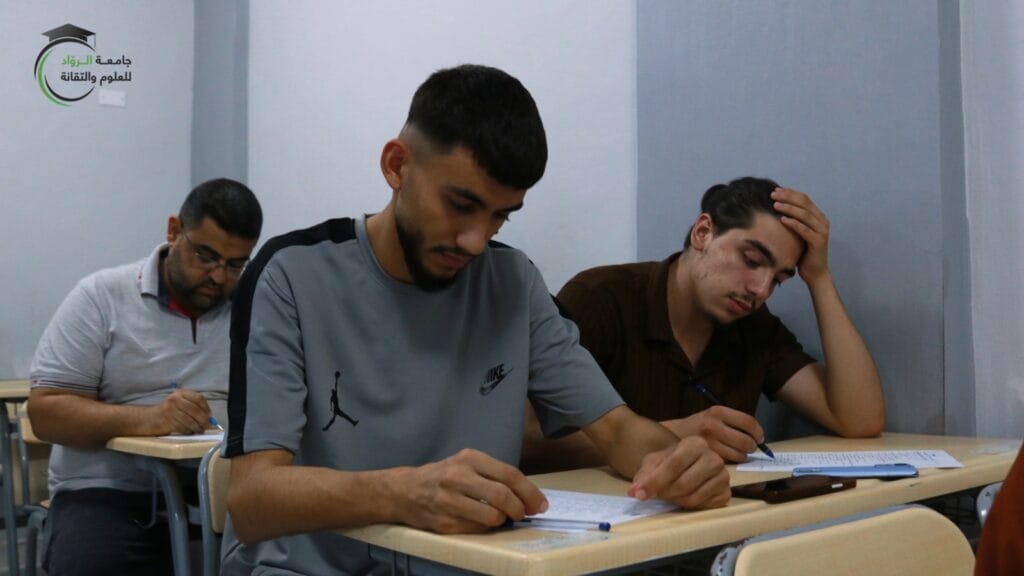 40 طالبًا وطالبةً يؤدون الامتحانات النهائية لدورات اللغة الإنجليزية بالمستويين الأول والثاني في الجامعة