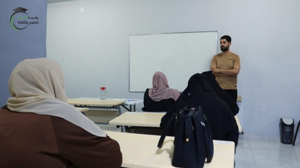 40 طالبًا وطالبةً يؤدون الامتحانات النهائية لدورات اللغة الإنجليزية بالمستويين الأول والثاني في الجامعة