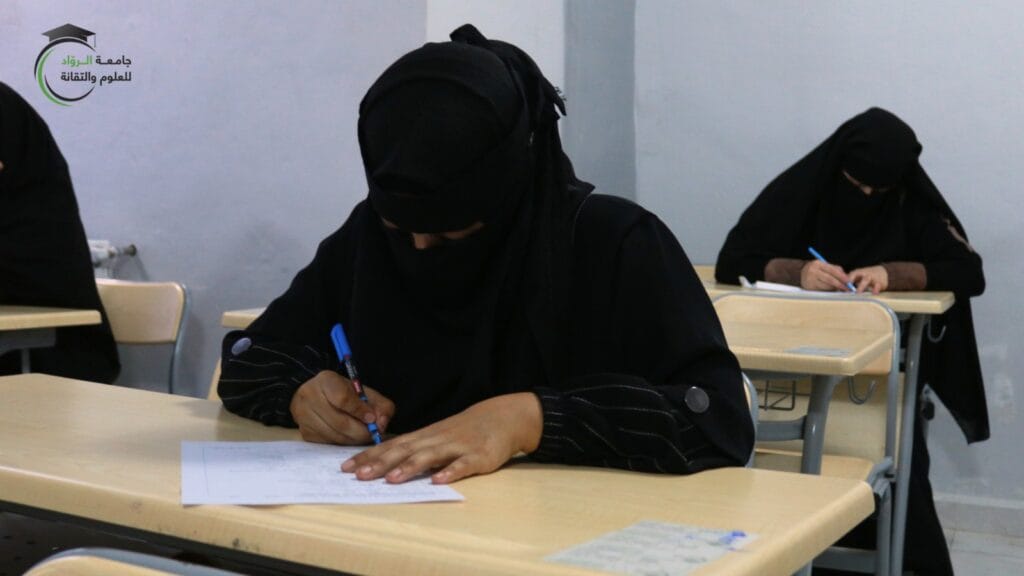 40 طالبًا وطالبةً يؤدون الامتحانات النهائية لدورات اللغة الإنجليزية بالمستويين الأول والثاني في الجامعة