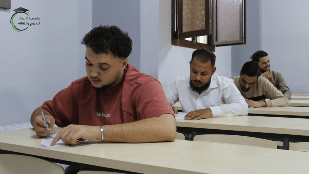 جانب من سير العملية التعليمية خلال الفصل الدراسي الصيفي في جامعة الرواد للعلوم والتقانة