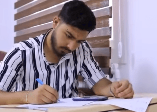جانب من أجواء امتحان مقرر “علم السكون” لطلاب كلية هندسة البناء وإعادة الإعمار